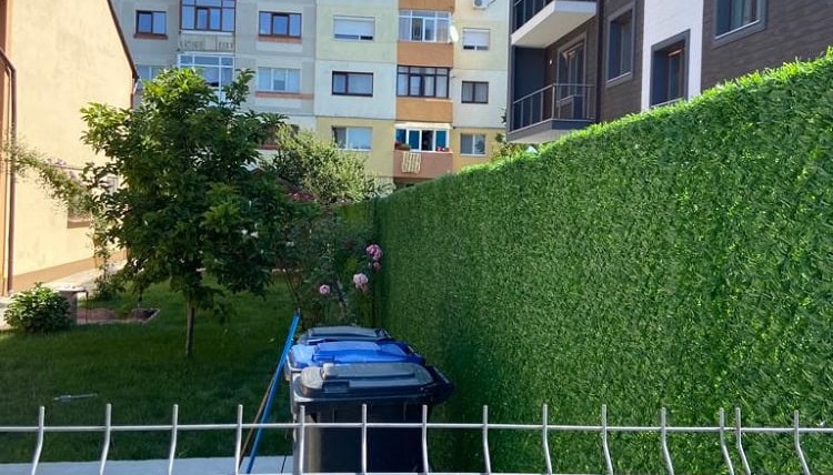 Sichtschutznetz in Heckenoptik am Gartenzaun montiert